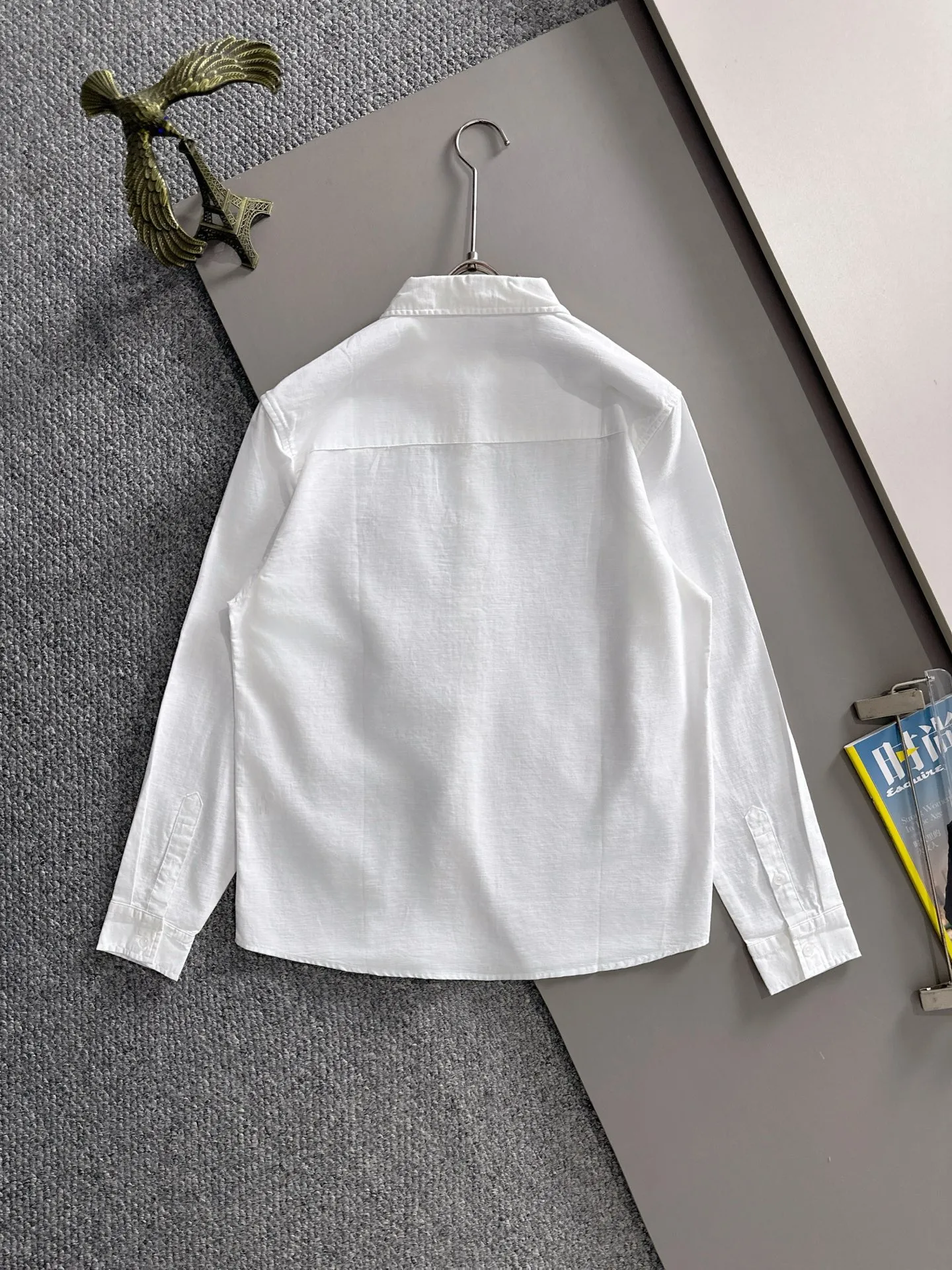 P360 Paul's 2025 new striped shirt, a versatile long-sleeved shirt for business and leisure. After a new style interpretation, with eye-catching earth tones, the fashion trend index of the entire shirt immediately soared! Made of imported 100% poplin cotton material, the light, silky and glossy silk fabric properties bring an unusual high-end visual sense. Needless to say, the upper body comfort is hand-cut. The pattern of the rear horizontal bar is restored, which is the only difference in the market! Technological electrostatic pressure spraying machine. The fluff is attracted by the plant body due to the different electric potential. It accelerates vertically and flies up to the pattern that has been scraped and primed. It is then dried in a high-temperature pipe oven to increase the fastness. The fashionable small pointed collar is paired with a flat-angle hem design, the overall simplicity and ability! Size: M-3XL